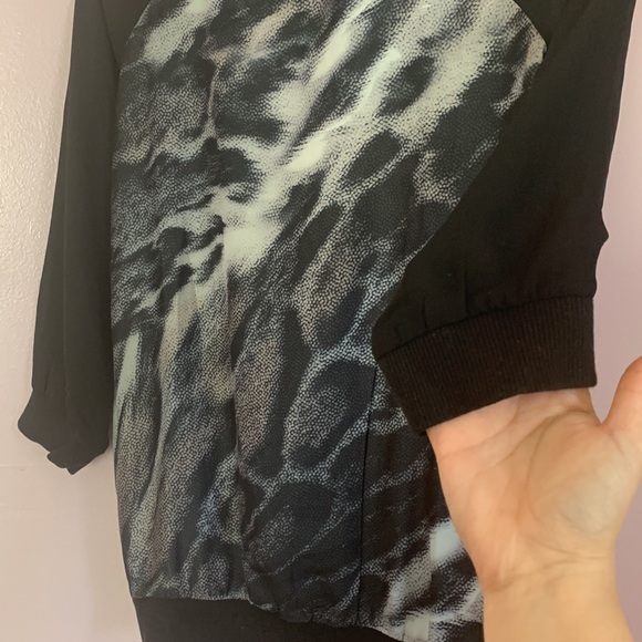 Three quarter white black grey top blouse sport chic animal snake tiger leopard - Picture 4 of 13